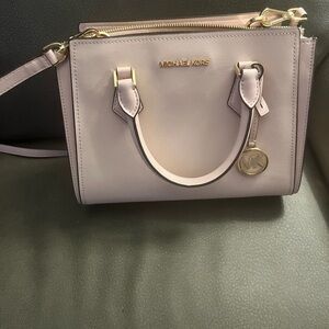 Beautiful Michael Kor’s Crossbody